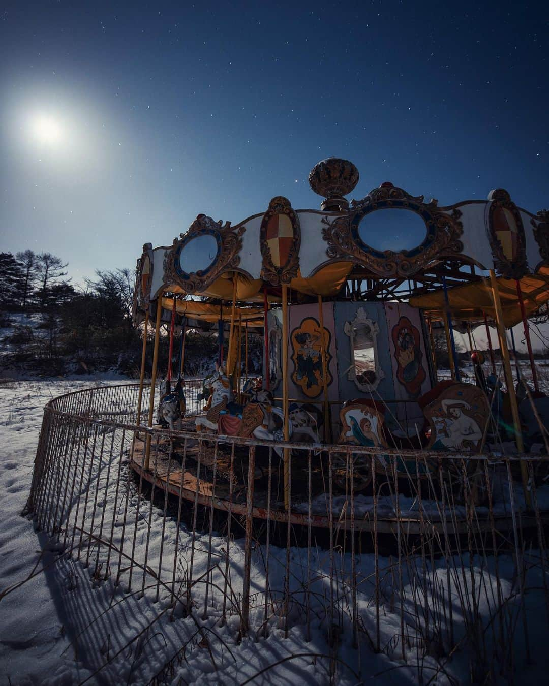 啝 （わ）のインスタグラム：「Abandoned carousel 𓆲 𓆲 𓆲 #abandonedafterdark #urbex_supreme #desertedplaces #abandon_seekers_ #urbex_regards #welcometwoneverland #kings_abandoned #abandonedcentral #the_urbex_institute #renegade_abandoned #rsa_preciousjunk #glitz_n_grime #gotrespassing #savethedecay #bandorebelz #abandoned_addiction #abandoned #urbex #global_urbex #urbex_utopia #abandonig #allabandoned #urbex_kings #sombrexplore #grime_lords #urbxtreme #all_is_abandoned #discarded_butnot_forgotten #廃墟 #made_in_decay」