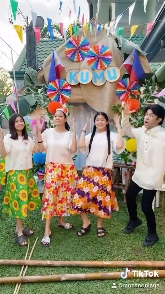 Niana Guerreroのインスタグラム：「tara sayaw!!! 🥳🇵🇭 watch the latest vlog if u havent!! hahaha 🤩 #filipino #siblinggoals @ranzkyle @itsninastephanie @chelseah.hilary」