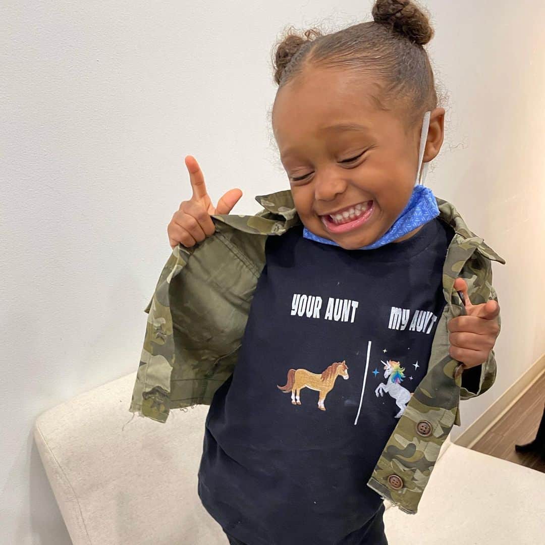 ケシア・ナイト・プリアムのインスタグラム：「This little girl is a whole #mood... 😂😂😂 #EllaGrace」
