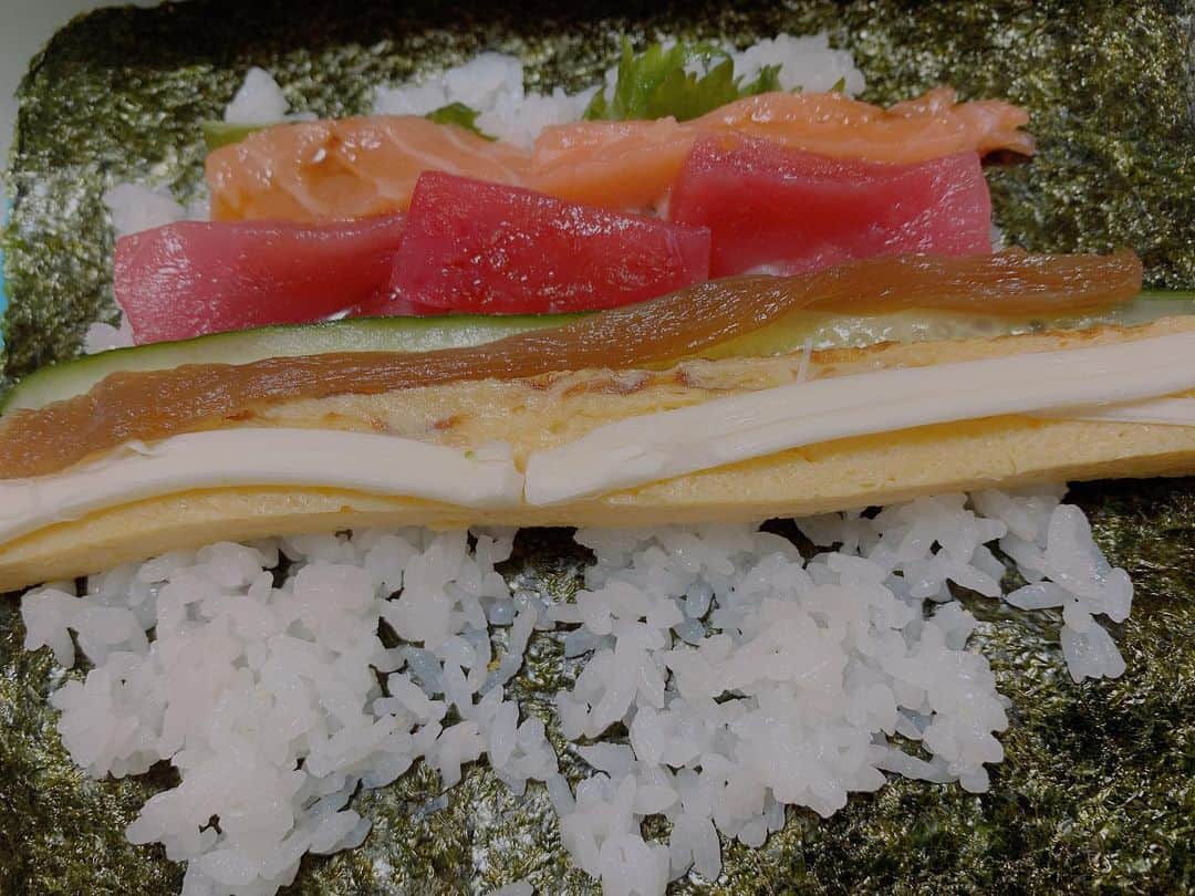 小山星流のインスタグラム：「私の今年の恵方巻きの具材 サーモン、マグロ、大葉、きゅうり、かんぴょう、卵焼き、さけるチーズ　の7つ  #節分 #恵方巻き」