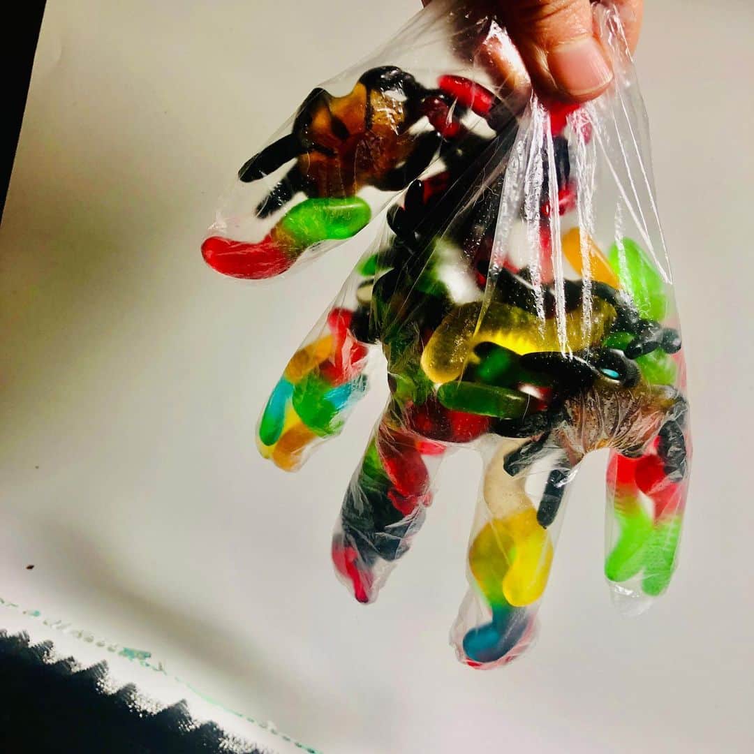 池田有希子のインスタグラム：「グミ保存しとこうとビニール袋に入れたつもりだった。  #gummies #gummyspiders #gummyworms #stopmotionanimation」
