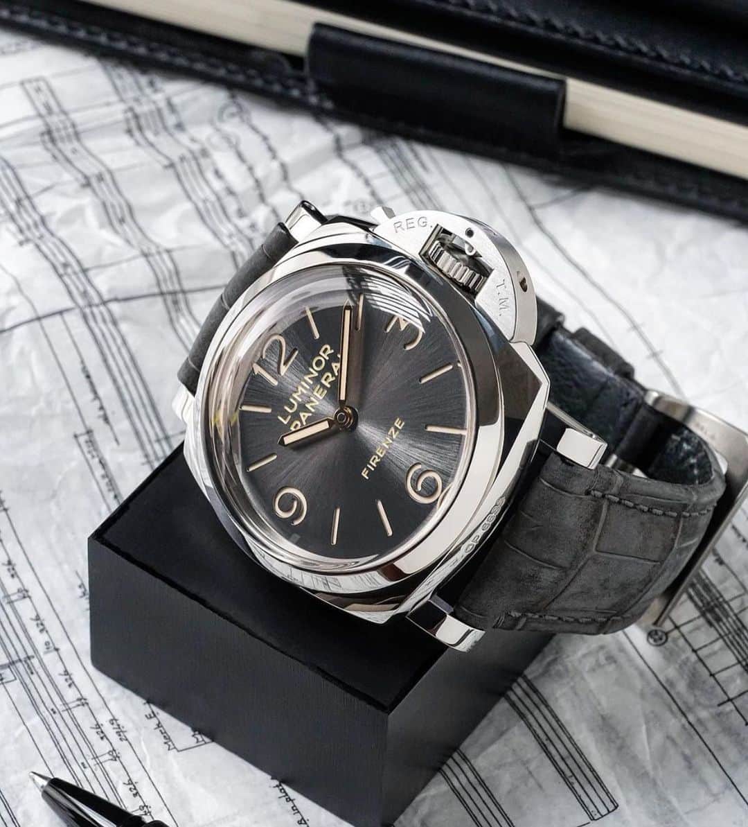 パネライのインスタグラム：「If they say that the #PAM372 is one of the best modern #Panerai created. The #PAM605 is the next level up. This was limited to 99 pieces and blue available at the Firenze boutique. The grey sunburst dial just puts it in a league of its own. Pic by @watchstylo #paneraicentral」