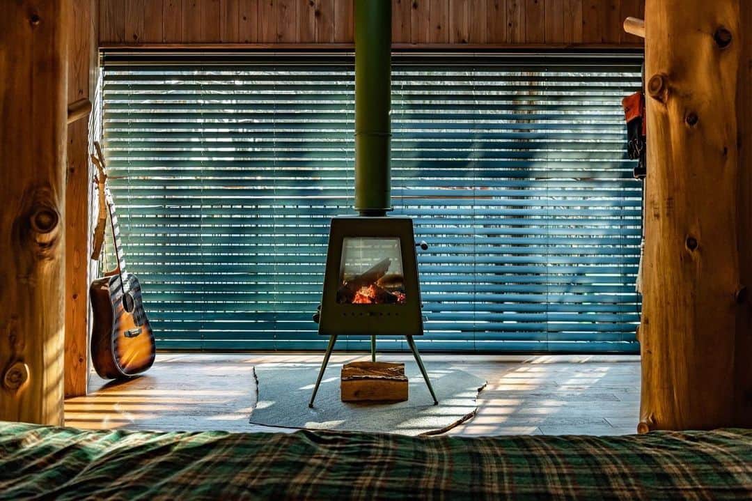 中村貞裕さんのインスタグラム写真 - (中村貞裕Instagram)「TREEFULLHOUSE -  Peace  Beauty Tranquility   2021年1月、首都近郊で唯一宿泊できるツリーハウスが、箱根・強羅にオープンしました。   構想から5年、細部まで徹底的にこだわったミニマルな空間は、コロナ禍の今、「生きるとは？」を問いかけてきます。   プロデュースは「TRANSIT GENERAL OFFICE」、設計は「NAP建築設計」、施工は「株式会社ダブルボックス」、運営は「株式会社小さな家」が担当。   室内で薪がはじける音を聴き、火をながめ、そばにいるひとの温もりを感じていると、まるで鳥の巣の中にいるような不思議な感覚になります。   ひと家族用（2人＋小さな子供）のとても小さな住宅ですが、これからの暮らしや文明の行方について、考えるきっかけとなるような建築です。    こちらで予約可能です→ https://www.airbnb.jp/rooms/47708935?_set_bev_on_new_domain=1611972648_YWU1YmZjMjk1N2Rh&source_impression_id=p3_1611972650_fT%2FRqoEKc4oKwhBR&guests=1&adults=1」2月3日 0時16分 - transit_nakamura