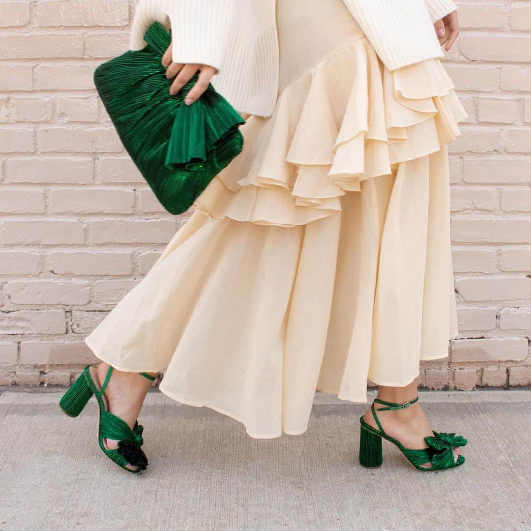 レフラーランドールのインスタグラム：「A pleated pair in emerald green.」