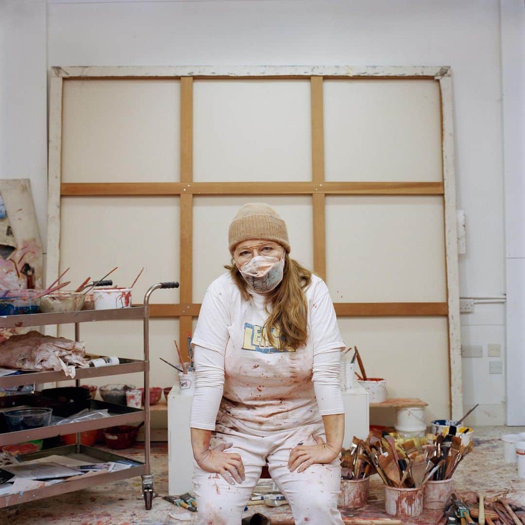 のインスタグラム：「"To be creative is to be free. To make something from nothing . . . it can be a grand project or the simplest satisfaction of seeing one colour next to another." —Jenny Saville  Jenny Saville and twenty-three other leading figures in arts, education, communications, and law were photographed wearing masks for a series of portraits by Joanna Vestey. The limited-edition prints are on sale for a project titled "Masked," which aims to raise £150,000 for AT The Bus. The charity provides art therapy programs to school-aged children in Oxfordshire and London from a refitted bus. Follow the link in our bio to learn more or to purchase a print. __________ #JennySaville #MASKED24 #Gagosian @jennysavilleofficial @at_the_bus @joannavestey Joanna Vestey; (1) "Jenny Saville RA, December 2020," 2020; (2) "Andrew Scott, October 2020," 2020; (3) "Joy Labinjo, October 2020," 2020; (4) "Rich Miller, December 2020," 2020; (5) "Fiona Banner, December 2020," 2020; (6) "Grayson Perry CBE RA, September 2020," 2020. Photos © Joanna Vestey」