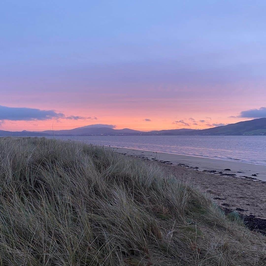 フランク&アイリーンのインスタグラム：「A breathtaking sunrise on the Wild Atlantic Coast. #FrankandEileen⁠ .⁠ .⁠ .⁠ photo by: @rathmullanhouse」
