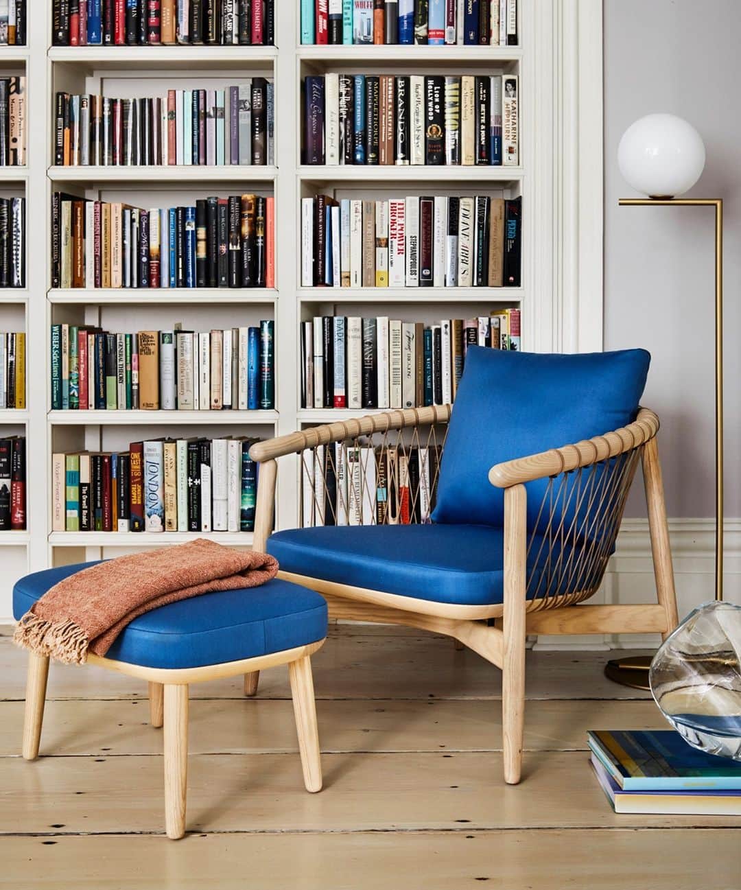 Herman Miller （ハーマンミラー）さんのインスタグラム写真 - (Herman Miller （ハーマンミラー）Instagram)「Missed our Living Room Sale? Lucky you, we've extended it one more day. Today is the last day to amp up the coziness in your reading nook (especially for those snow days) with 15% off sofas, lounge chairs, and more. #hmathome」2月3日 0時30分 - hermanmiller