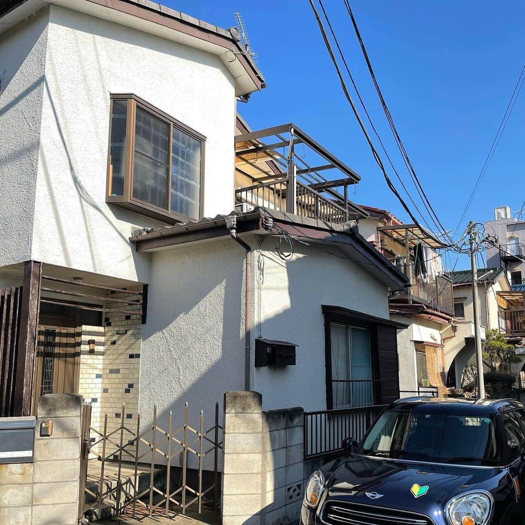 オカモト"MOBY"タクヤさんのインスタグラム写真 - (オカモト"MOBY"タクヤInstagram)「My family home(& birthplace) will be sold this month. 実家が今月で売却されることになり、最後の訪問。 1976年7月6日、午前10時半頃に東京歯科大学附属市川病院でこの世にデビューし、恐らくその数日後にこの家の門を叩き、2002年1月31日までここに住んだ。がらんとした家をひと通り拝み、自分の部屋だったところをみて色んなことが瞬間的にフラッシュバックしたものの、どちらかというと、思い出を懐かしむより、三人兄弟一人ずつ一人部屋をあてがってくれた両親の凄さに感服する心持ちの方が大きかった。 昨夏からペーパードライバーを克服すべく車を運転していたので、これが最初で最後の実家への車での帰宅。 行き(都内→市川)は、かつて父の運転でここから父の勤め先の浅草橋に同行するとき必ず往復した蔵前橋通りを走った。蔵前国技館跡地、安田学園、横網町公園、錦糸町の船橋屋、亀戸天神、平井大橋、80年代は市川市内には無く最寄りだった吉野家@小岩なんかを通って。帰り(市川→都内)は子供の頃に立ち退きetc.で紛糾していた外環道がすっかり普通に出来ていたので、そこから帰ったけれども、京葉道路に乗る分岐が判らず、いつのまにか湾岸道まで出てしまっていた。 #カーシェア で初めて #MINI に乗った。 #市川市 #宮久保」2月3日 0時22分 - moby_scoobiedo