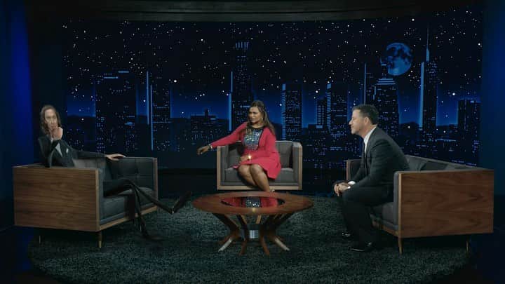 ミンディ・カリングのインスタグラム：「#ad I’m in this for like half a second but I loved being in the same room with Matthew McConaughey and Jimmy Kimmel in service of my favorite snack food, @doritos. #FlatMatthew #SuperBowl」