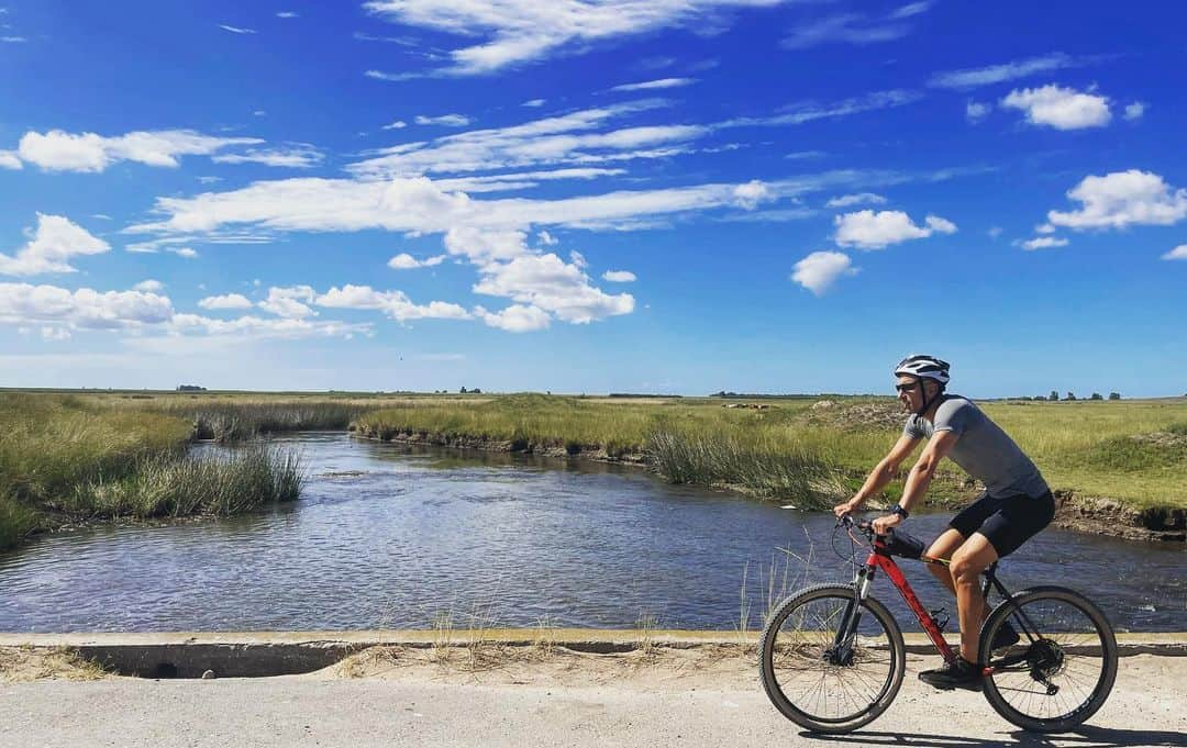 マヌ・ジノビリのインスタグラム：「🇦🇷Hermoso día para salir a pedalear un rato. 38km. 📍Río de las Mostazas. 🇺🇸Ideal day for a countryside ride. 🐴」