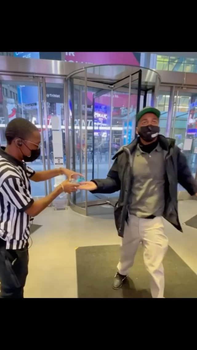 Foot Lockerのインスタグラム：「@juneelite pulled up to Times Square @footlockernyc for a fresh fit 😂🔥#junebugchallenge」
