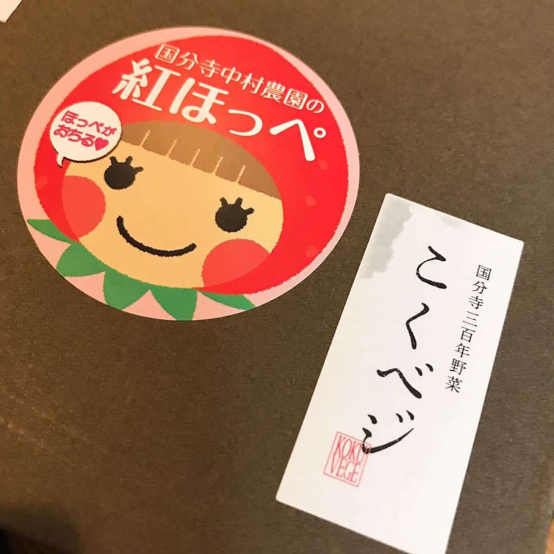 大湯みほさんのインスタグラム写真 - (大湯みほInstagram)「……… 今日は✨立春✨ですね🌸 新たな気持ちでスタートしましょう＾＾ ・ う、うわ〜っ😍大粒な苺〜❗️ 大好きな苺がギュッと詰まった贈り物✨ ・ 🍓中村農園🍓 http://www.naks-farm.com/mobile/index.html  ・ ぬか漬けイベントや、公私共にお世話になっている🥺中村農園さまから、結婚のお祝い✨ということで…紅ほっぺ🍓をいただきましたぁ✨ここの苺は、ほんっっっと甘〜くてほんのり酸味があって💓大好き‼️いつもいつも、ありがとうございます😭✨早く、またご一緒に、イベントが出来るようになるといいですねぇ✨ ・ 国分寺中村農園✨🌱は、国ベジブランドでもおなじみの、果物🍓その他、うど、ほうれん草、ブロッコリー、など…色々な野菜を愛情いっぱいで育ててるんですよ🙋‍♀️直売所などでも販売してますので、是非お近くの際は一度食べてみてくださいね♪✨ ・ さぁ〜て、この苺🍓そのまんま食べて…そのあとは、ぬか漬け、、、😎どうするか迷っております。笑　色々と楽しんでみようっと💓 ・ #strawberry  #surprise #gift #中村農園　#中村ファーム　#中村農園いちご #大粒　#🍓　#こんなサイズなかなか見たことない　#紅ほっぺ　#国ベジ #苺　#ありがとうございます　#🥺 #ぬか漬け　#ぬか漬けマイスター #またご一緒出来る日を楽しみにして頑張ります　#🍆」2月3日 0時36分 - nukazukemiho0320