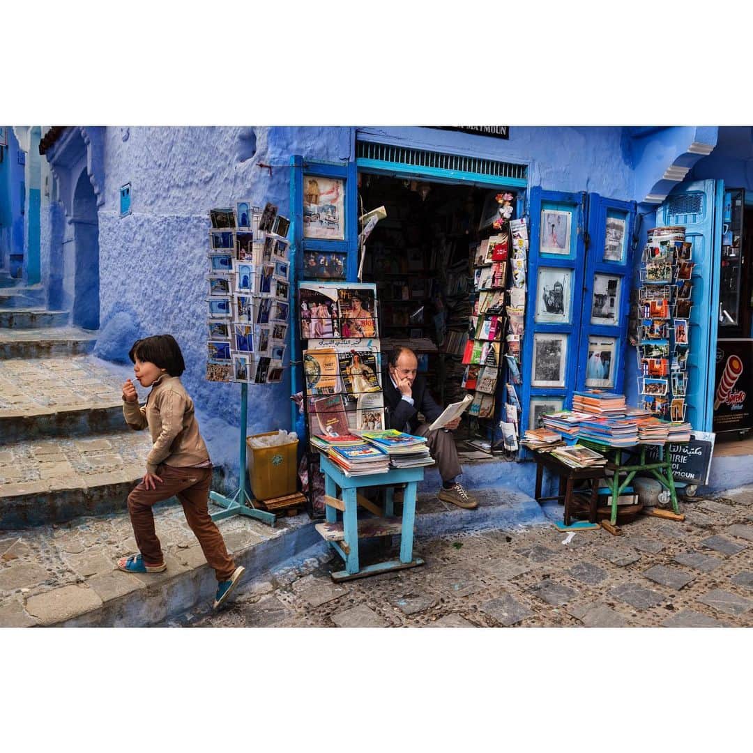 スティーブ・マカリーさんのインスタグラム写真 - (スティーブ・マカリーInstagram)「Bookstore in Chefchaouen, nicknamed the blue pearl of Morocco.   #Morocco, 2016.」2月3日 0時43分 - stevemccurryofficial