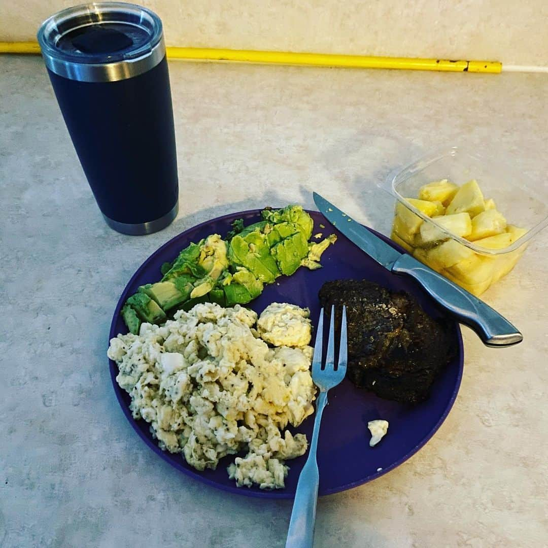 ランス・アーチャーさんのインスタグラム写真 - (ランス・アーチャーInstagram)「Pre flight breakfast. Lil #steak and #eggs  #avocado #pineapple 😝 and #coffee」2月3日 0時49分 - lance_hoyt