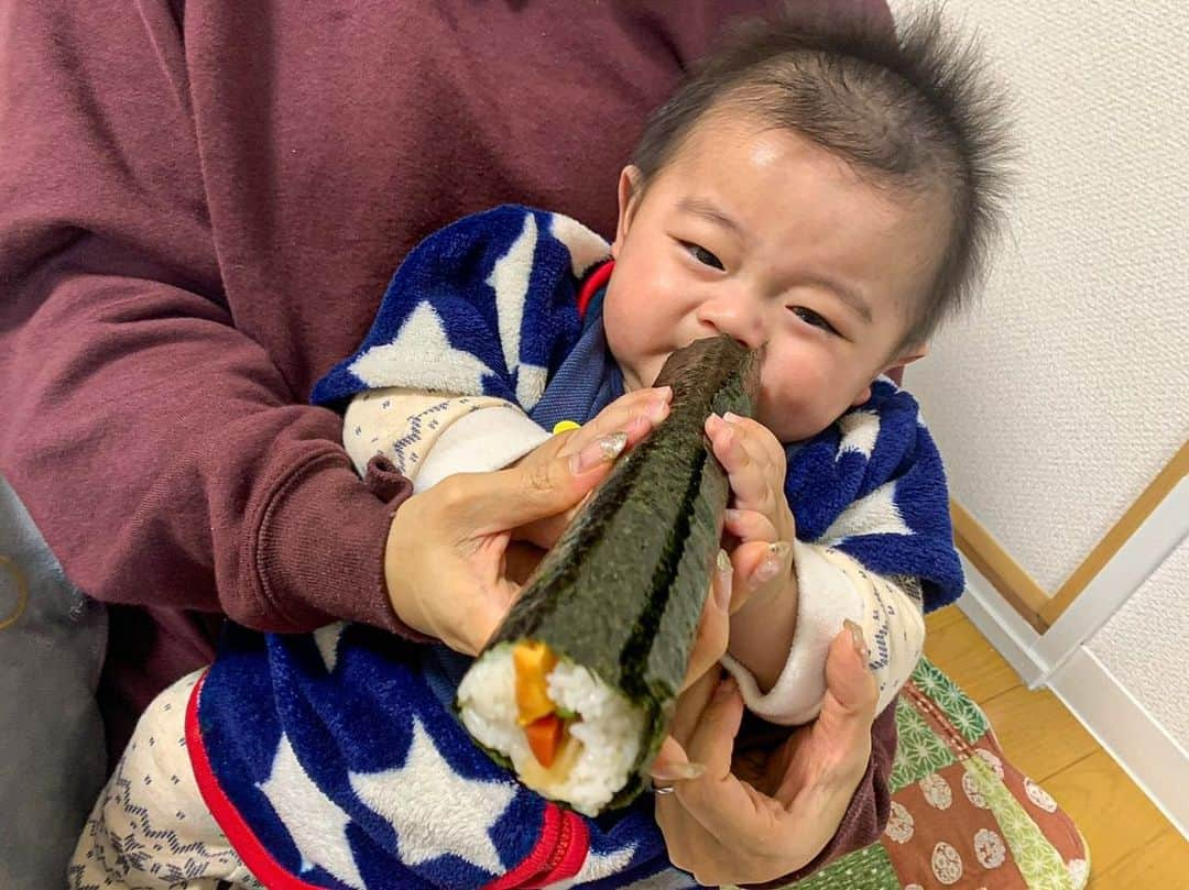 あゆさんのインスタグラム写真 - (あゆInstagram)「. 琳太朗初めての節分👹✨  来年は豆まきしようね！ 巻き寿司口につけたらこの顔😂😂 酢飯が酸っぱかったかな？笑 猿渡夫婦今日はいっぱいいっぱい 🍕🍣ありがとうございました❤️❤️ . . . #赤ちゃんのいる生活 #男の子ベビー #べびすたぐらむ #生後5ヶ月 #離乳食」2月3日 0時50分 - ayu022222227