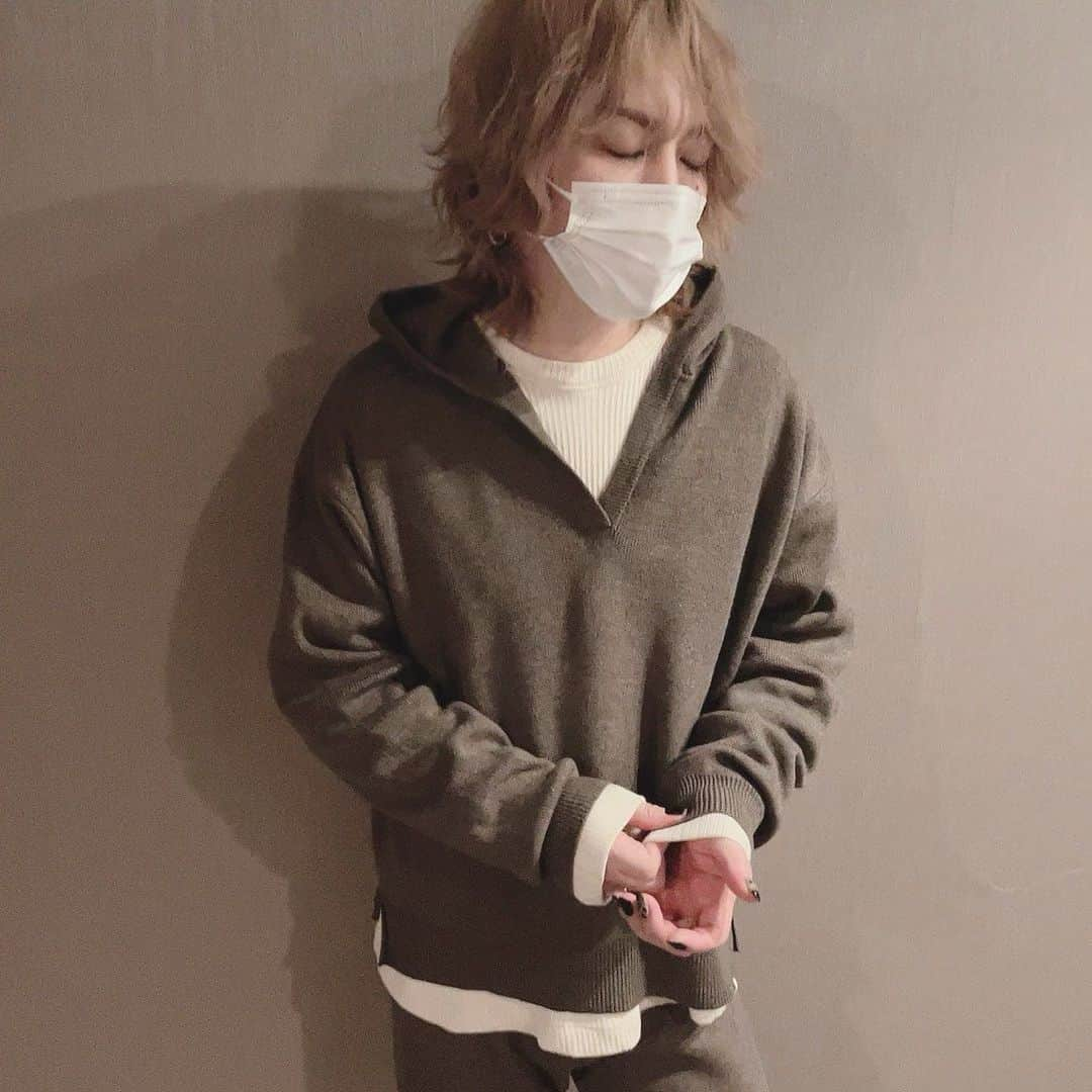 RUKI さんのインスタグラム写真 - (RUKI Instagram)「久しぶりのセットアップ。 ルームウェアにしようか悩んだけど部屋着兼スタジオにさっと来ていける様な楽な服ないかなぁって思いつつ考えて作ったのがこれ。  部屋ではインナーなし、外に出る時はインナーを入れたりしてます。とにかく形が良いです。 あと上下セットなのですが、去年作ったNILのニットと合わせても良かったので撮ってみました。参考にしてみて🔥組み合わせは自由に使いまわしてくれたら嬉しいです🙋‍♂️  あとトートのブラウンのサイズ感も伝われば🔥  #nilduenilun_tokyo #nilduenilun #ruki #newitem」2月3日 1時04分 - ruki_nilduenilun