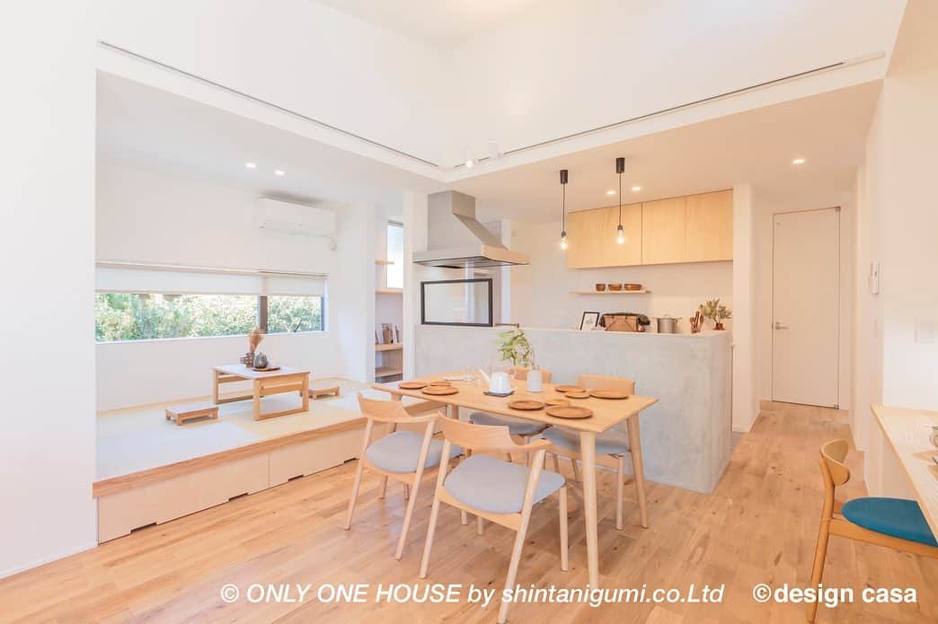 ONLY ONE HOUSE 株式会社 新谷組のインスタグラム：「* #小上がり和室  LDK横の和室は小上がりにする事で 違和感なく空間に馴染みます☻  立体的でリビングからの ゴミや埃が入りにくいため 小さなお子さんのおむつ替えや お昼寝のスペースとしてとても便利です💫  段差に腰掛けたりゴロンと寝転がったり… 収納スペースも増やせますよ🙌🏻  more phots▶︎ @shintanigumi.co.ltd   インスタ毎日更新中🌐 いいね！&フォローよろしくお願いします🌿  --------------------------------------  新谷組は土地探しから 設計施工管理の全てを 弊社で担う事ができます！  大工工務店だからこそ出来る 枠にとらわれない自由な発想で お客様のお家づくりを 全力でサポートいたします💪🏻  お気軽にご相談ください☻  #ONLY_ONE_HOUSE by shintanigumi.co.Ltd  ✭ 本社𝕋𝔼𝕃  0770-78-1255 ✭ 事務所𝕋𝔼𝕃  0770-59-2552 ✭  𝔼 𝕞𝕒𝕚𝕝  shintanigumi@outlook.jp ✭ 新谷組𝙷𝙿 http://www.shintanigumi.jp  --------------------------------------  #新谷組 #オンリーワンハウス #おおい町 #舞鶴市 #高浜町 #小浜市 #敦賀市 #若狭町 #美浜町 #新築 #一戸建て #外構工事 #改修工事 #シンプルライフ #マイホーム #注文住宅 #デザイン住宅 #自由設計 #工務店 #家事楽動線 #家づくり #モデルハウス #小上がり #和室 #畳」