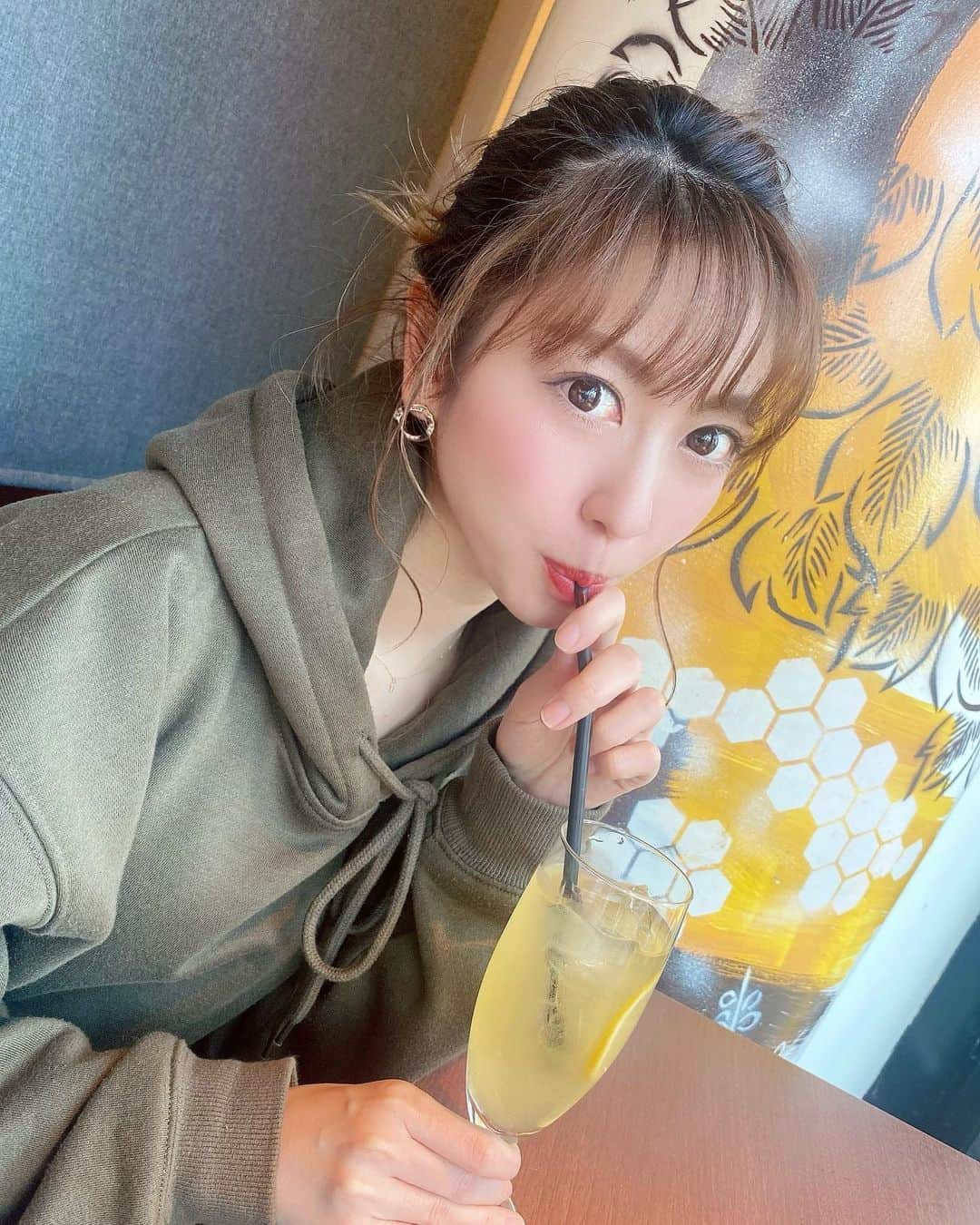 小山ひかるさんのインスタグラム写真 - (小山ひかるInstagram)「いつも髪の毛下ろしてるけど たまにヘアアレンジするのも 良きよねぇぇ☺️✨ . . #ヘアアレンジ #レモネード #瓦カフェ #新宿 #shinjuku #happy #smile #コロナに負けるな #kawaracafe #ライバー #ライバー女子 #model」2月3日 1時00分 - hikaru_kym