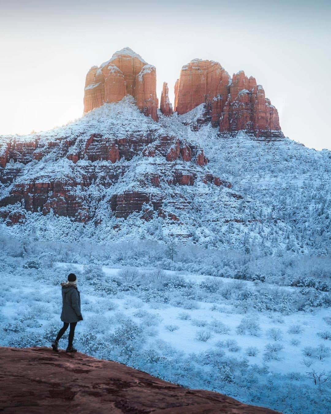 Discover Earthさんのインスタグラム写真 - (Discover EarthInstagram)「Did you ever see snow in the desert ?  "Snow in the desert is extremely special, and seeing that iconic red sandstone poking through the snow has been quite a sight to behold!"  🇺🇸 #discoverArizona with @ryanresatka   . . . . .  ​#a  #arizona  #instagramaz  #sedona ​#grandcanyon  #desert  #hikingadventures  #redrock  #beautiful  #explore  #sedonahiking  #naturephotography  #hike  #wanderlust  #travelphotography  #cathedralrock  #usa  #mountains  #vortex  #devilsbridge  #roadtrip  #photography  #love  #adventure  #redrocks  #nature  #hiking  #sedonaarizona」2月3日 1時00分 - discoverearth