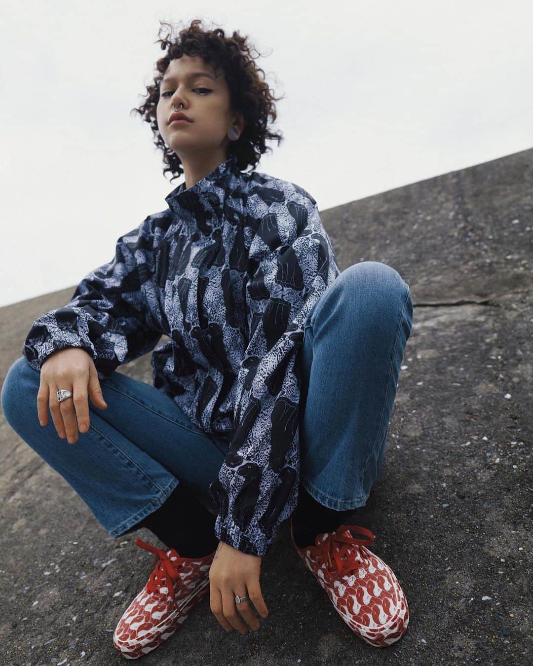 オープニングセレモニーのインスタグラム：「This February, Opening Ceremony and @Vans reunite to debut the first global collection of footwear, apparel and accessories.  "Vans has been a long-time creative partner of ours, and we're so excited to collaborate on their iconic print this season,” says Opening Ceremony Creative Director @humberto.   “For this new capsule collection, @carollim and I are inspired to reinvent the checkerboard, taking a new graphic approach to Vans' classic pattern.” The Vans x Opening Ceremony collection will be available worldwide at Vans.com, Vans retail locations and at select wholesale partners on February 19.   Stay tuned 💥」