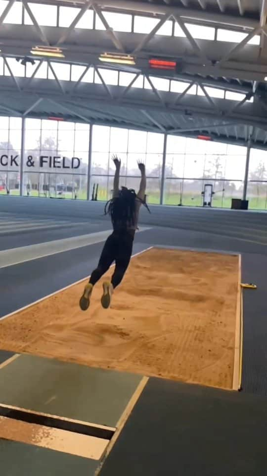 アシャ・フィリップのインスタグラム：「Hangtime w/ @missashaphilip 🦅🤣⁣ ⁣ ⁣ ⁣ ⁣  ⁣ #LongJump #Jump #JumpersWorld #Hangtime #Athlete #Workout #Fitness #Gymshark #FitFam #GymsharkTrain #TrackandField #Tracklife #Reachyourgoals #GymsharkWomen」