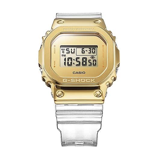 NAKANIWA WISPのインスタグラム：「予約受付中 2月19日発売 GM-5600SG-9JF ¥26,000+TAX タフネスを追求し進化を続けるG-SHOCKの、ステンレス製ベゼルを採用した硬質かつファッショナブルなMetal Coveredラインから金塊をモチーフにデザインしたシリーズを発売。  ベースモデルは、初代から受け継がれるコンセプトはそのままに、時計としてのクオリティを追求し外装や装着性の進化に磨きをかけたGM-5600を採用。バンド部は透明のクリア樹脂を採用し時計部のゴールドを引き立たせ、洗練かつファッショナブルなデザインに仕上がりました。 Metal Coveredラインにゴールドカラーが映える高級感溢れるG-SHOCKの登場です。  仕様 ケース・ベゼル材質： 樹脂／ステンレススチール 樹脂バンド 耐衝撃構造（ショックレジスト） 無機ガラス ゴールド IP（IonPlated）ケース部 20気圧防水  サイズ・質量 サイズ（H×W×D） : 49.6×43.2×12.9mm 質量 : 73g  ■ご予約お問合せは、メール及びInstagramメッセージで受付中  WISP Nouvelle espece 心斎橋仲庭時計店 〒542-0081 大阪府大阪市中央区南船場４丁目１０−３ NAGAHORI BLDG 1F TEL06-6251-7573／mail：info@nakaniwa.co.jp  #GM5600SG9JF #GSHOCK #CASIO #カシオ」