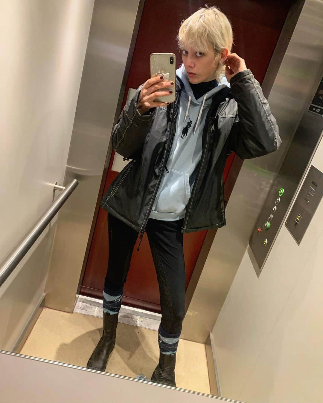 マリヤン・ジョンクマンのインスタグラム：「Horseriding but make it fashion @ralphlauren」
