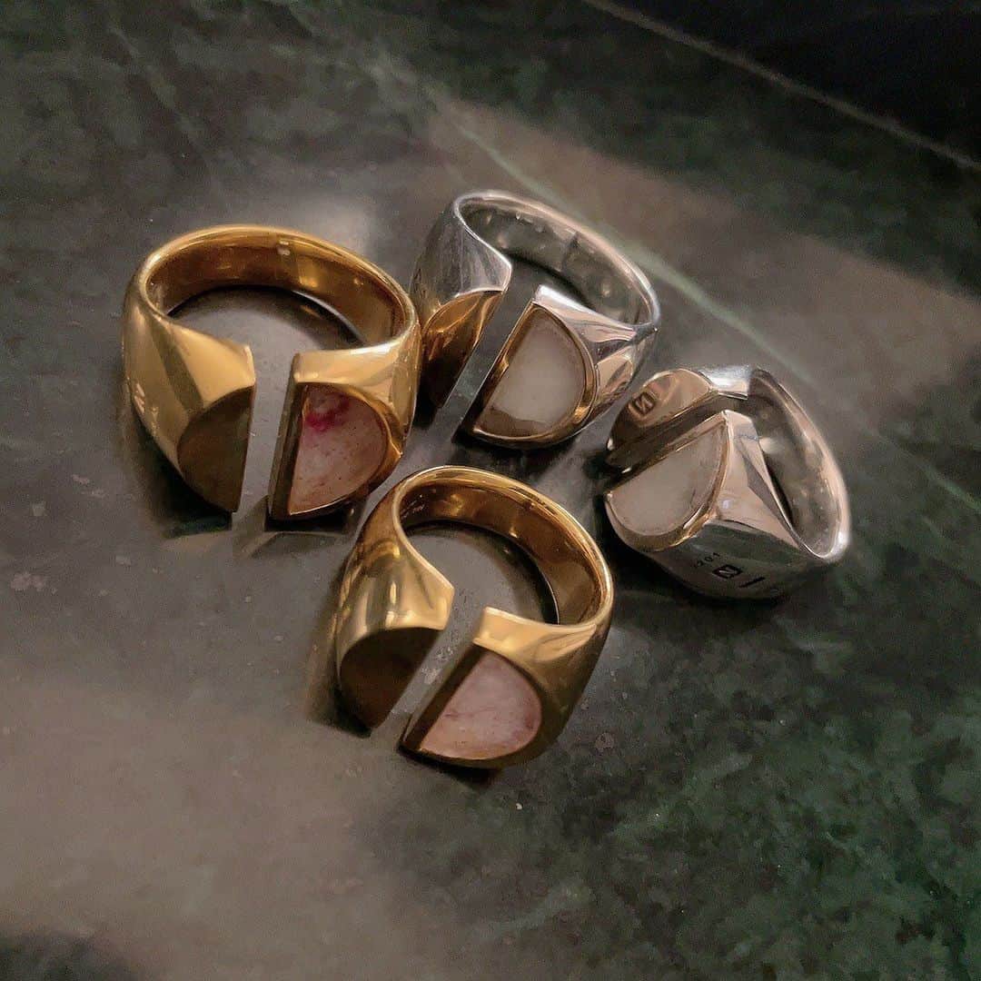 RUKI のインスタグラム：「番外編ですが指輪。 MVにはサンプルの物をつけていたんだけど最終修正が間に合わず今回は商品化見送りな指輪達。きっちり完成したらみんなにまたお知らせしたいです🙋‍♂️  どっちのカラーも天然石で柄がそれぞれ違うんです。うまく今後作れますように🙏  #nilduenilun_tokyo #nilduenilun #ruki #newitem」