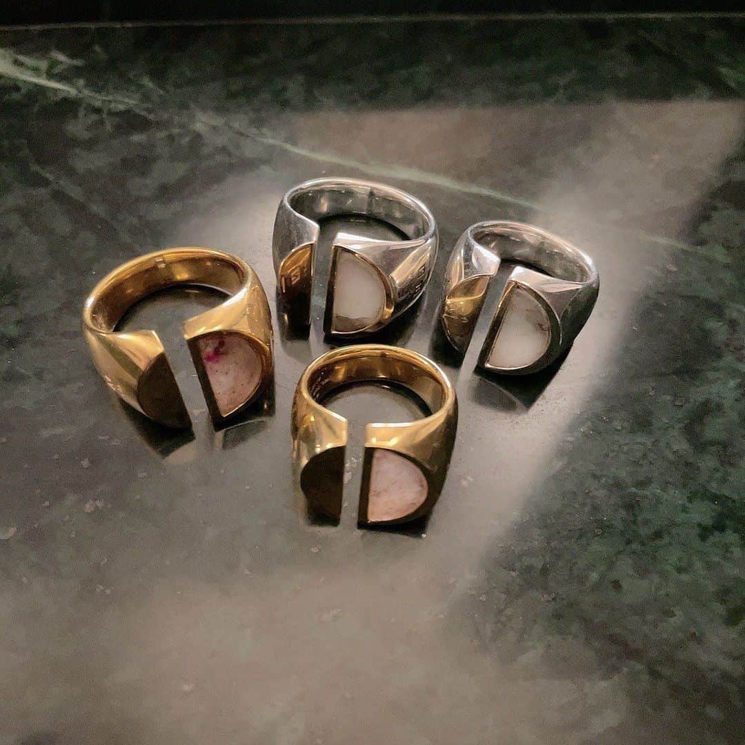 RUKI さんのインスタグラム写真 - (RUKI Instagram)「番外編ですが指輪。 MVにはサンプルの物をつけていたんだけど最終修正が間に合わず今回は商品化見送りな指輪達。きっちり完成したらみんなにまたお知らせしたいです🙋‍♂️  どっちのカラーも天然石で柄がそれぞれ違うんです。うまく今後作れますように🙏  #nilduenilun_tokyo #nilduenilun #ruki #newitem」2月3日 1時08分 - ruki_nilduenilun