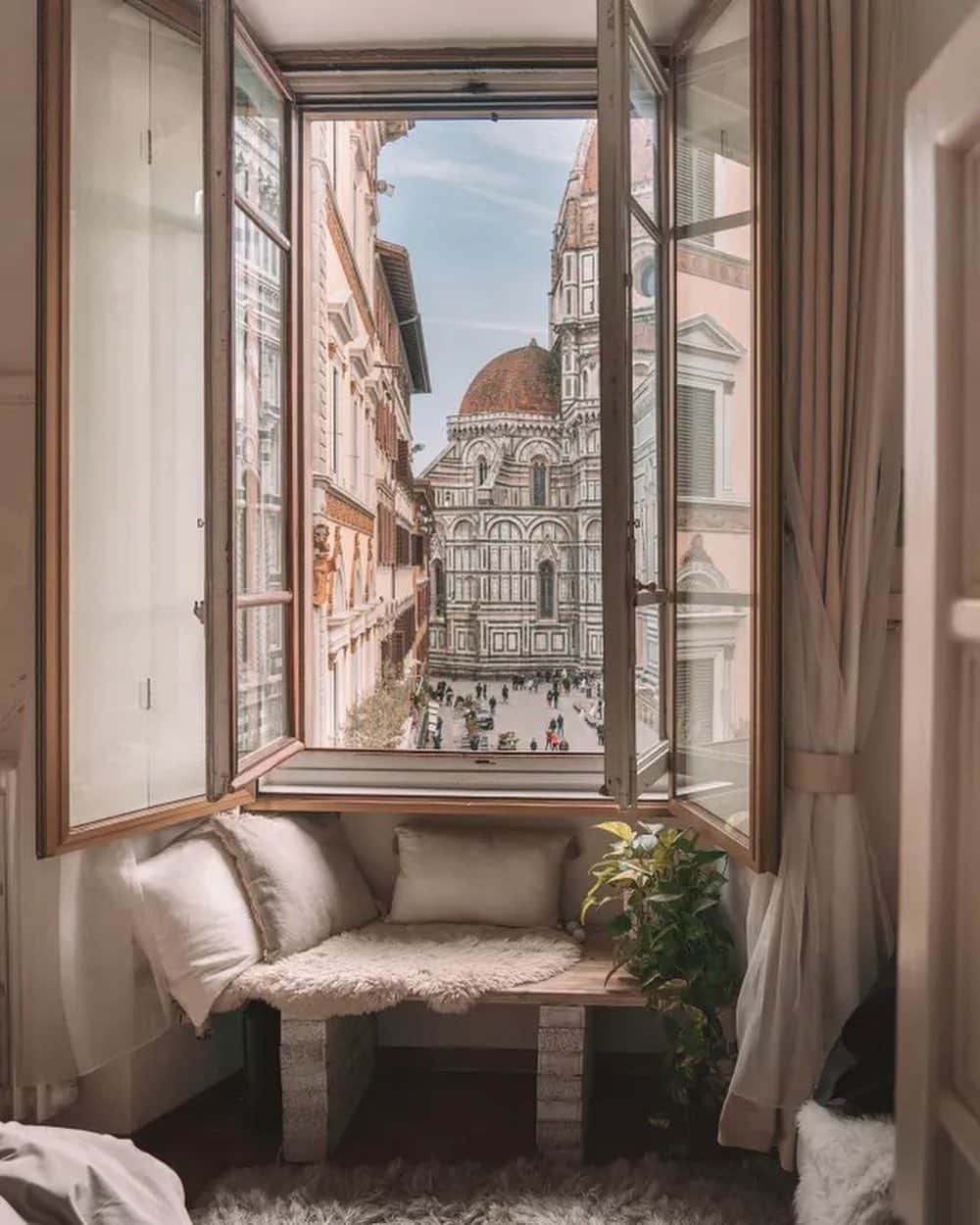 Vogue Parisさんのインスタグラム写真 - (Vogue ParisInstagram)「While we wait on tenterhooks to be allowed to travel again, @AirBnB have revealed the 10 most liked rentals available on their books. Take a look at the full list on Vogue.fr from the south of France to Brazil, via Italy and California.」2月3日 1時11分 - voguefrance