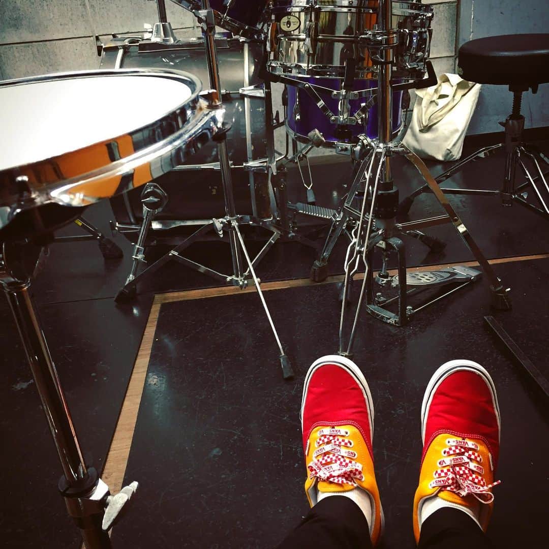 大岡源一郎のインスタグラム：「School !!! . #ムードで酔わせて気づいたら… #マクドナルドみたいな靴ておい！w #gennoziドラム修行」