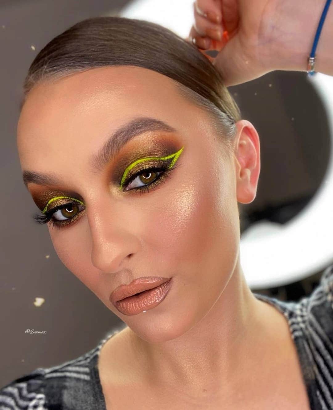 the Balmのインスタグラム：「@eveemax in Bahama Mama bronzer 🌴 hi prettyyyy 👀   #thebalm #thebalmeu #thebalmcosmetics #crueltyfreebeauty #makeup #glam #bronzer」