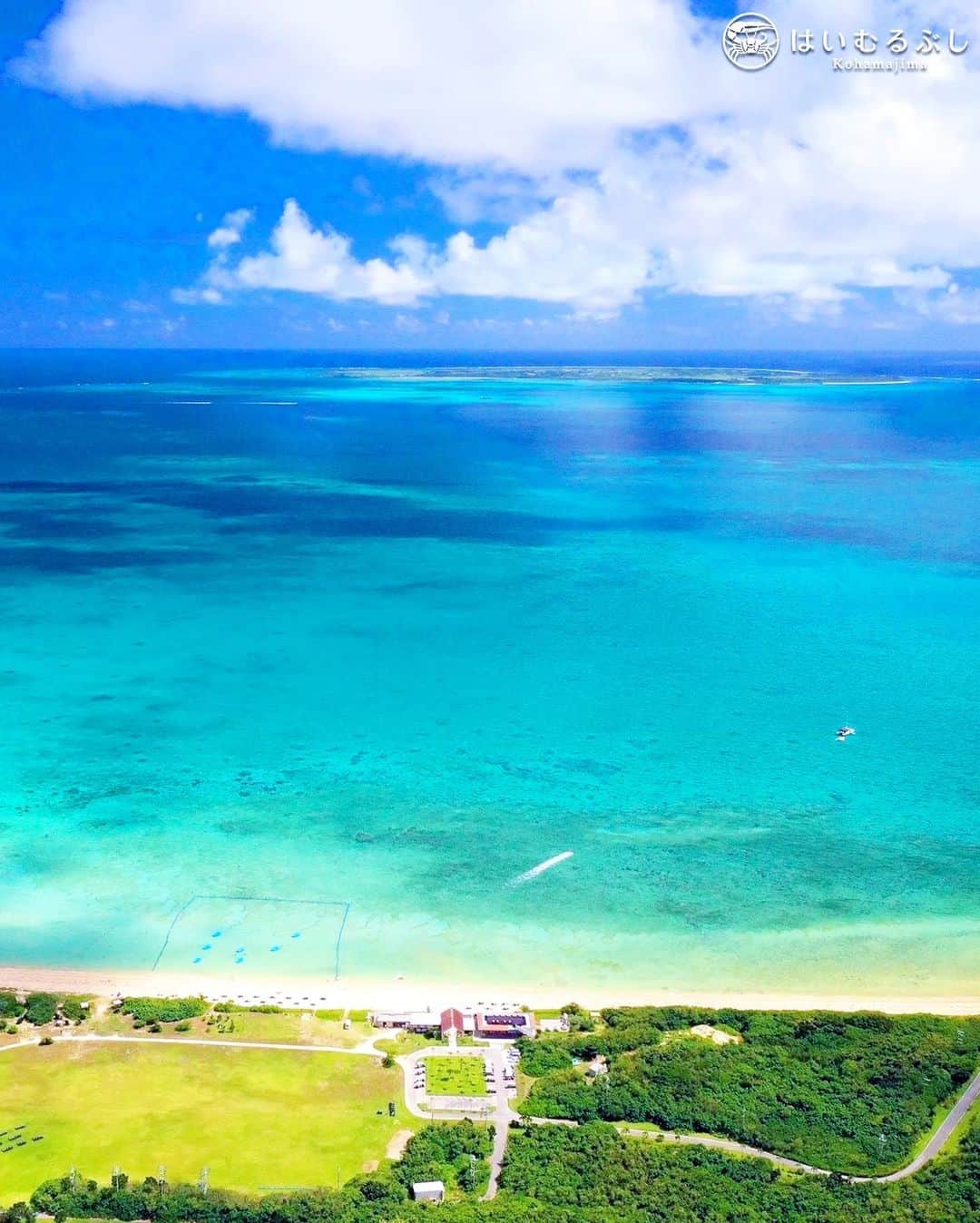 HAIMURUBUSHI はいむるぶしさんのインスタグラム写真 - (HAIMURUBUSHI はいむるぶしInstagram)「小浜島・はいむるぶしから癒しの風景をお届けします。 小浜島の南東に位置する「はいむるぶしビーチ」上空から撮影。 沖合いには黒島を望むことができます。 今年は3月1日から、はいむるぶしビーチをオープン致します。 #沖縄 #八重山諸島 #黒島 #小浜島 #ビーチ #リゾート #ホテル #はいむるぶし #japan #okinawa #yaeyama #island #kuroshima #kohamajima #beach #resort #hotel #haimurubushi」2月3日 1時17分 - haimurubushi_resorts