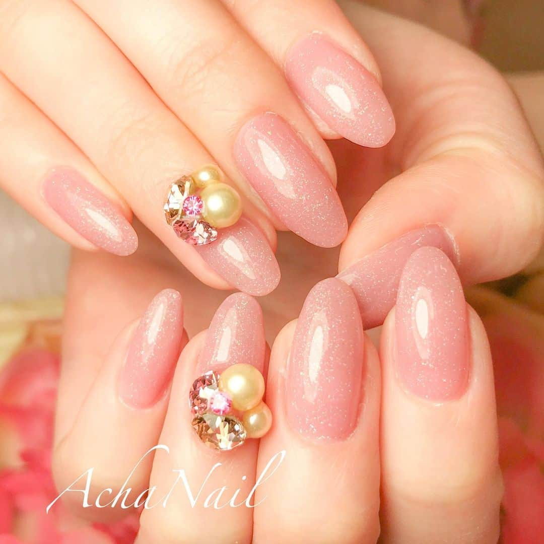 AchaNailのインスタグラム：「バレンタインを意識して﻿ ガーリービジューネイル💖﻿ ﻿ https://ameblo.jp/acha-nail/entry-12653595397.html﻿ ﻿ #ネイル #ジェルネイル #フィルイン #フィルイン導入サロン #南池袋 #池袋 #池袋ネイルサロン #ネイルデザイン #ビジューネイル #バレンタインネイル #スワロフスキー #バレンタイン #ガーリーネイル #ワンカラーネイル #locari #Nails #AchaNail #NailStagram #InstaNails #Nailart #JapaneseNailart #NailDesign #Gelnails #kawaii #네일 #日式美甲 #bijounails #swarovski #onecolornails #Valentinenails」