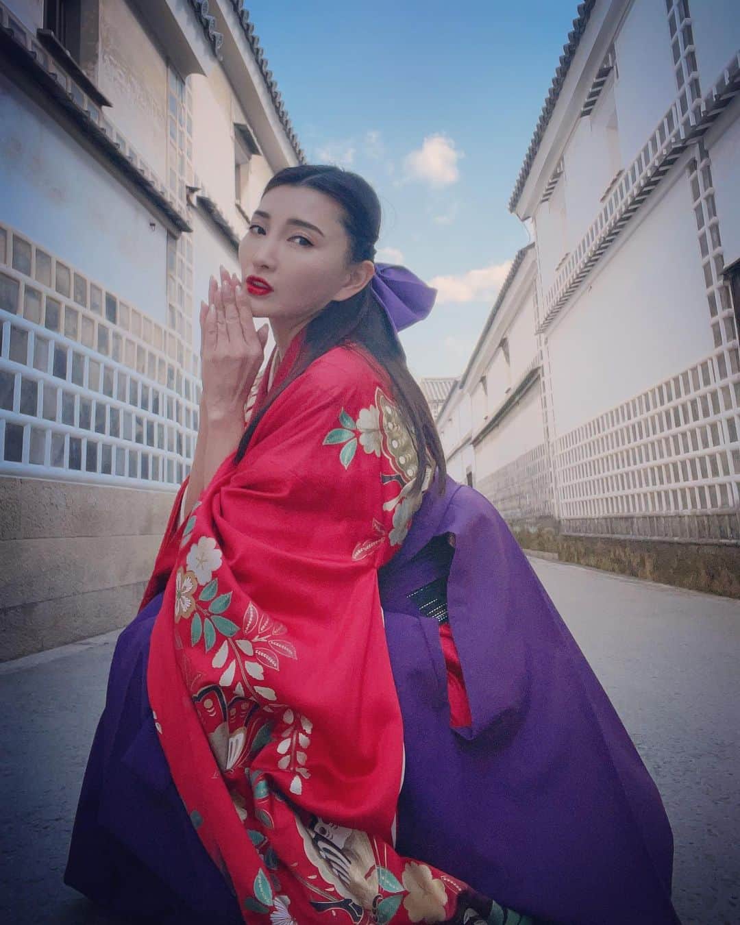 マキろんのインスタグラム：「倉敷美観地区 着物はよく着るけど 振袖袴は初めて❣️👍✨ ・ コロナ禍になって 私の中で大きく変わったことは さらに思い立ったら 行動しなきゃいけない っていう判断と 行動力が必要になったこと❣️ ・ みんなが右むいてるから 右にいこっとかじゃなく 冷静に自分はどうしたくて どうすべきかを考える力が より必要になったと思います❣️ ・ 私の尊敬する先輩が 1日を24時間と捉えるな 明日から2月で今日が節分で なんて考えていてはダメ どんなときもどんな瞬間も 最高の力が出せるようにって 時間を時間と捉えてる日本人には 難しいはなしだ💦 ・ 私は昨日の私より 今日の私が良くなっていたい 昨日よりも今日のほうが 目標に近づいていたい そんな人間です😌 ・ せっかちとか バカとかアホとか マキグソとか言われますが 他社の小言には感謝しつつ 私は今の自分を超えていきたい❣️ #山内智恵#マキろん#japanesegirl  #ファッション#fashion #可愛い#ありがとう#大好き #follow#ootd#着物#kimono #袴  #振袖 #振袖ヘア #袴ヘア #倉敷 #倉敷美観地区 #kurashiki」