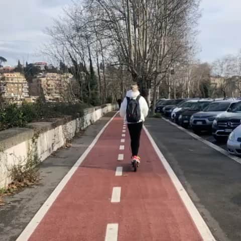 サラ・フェルバーバウムのインスタグラム：「Instagram vs reality  . . . Thank you @xiaomi.italia for the fun ride!  @maxsardella  #supplied」
