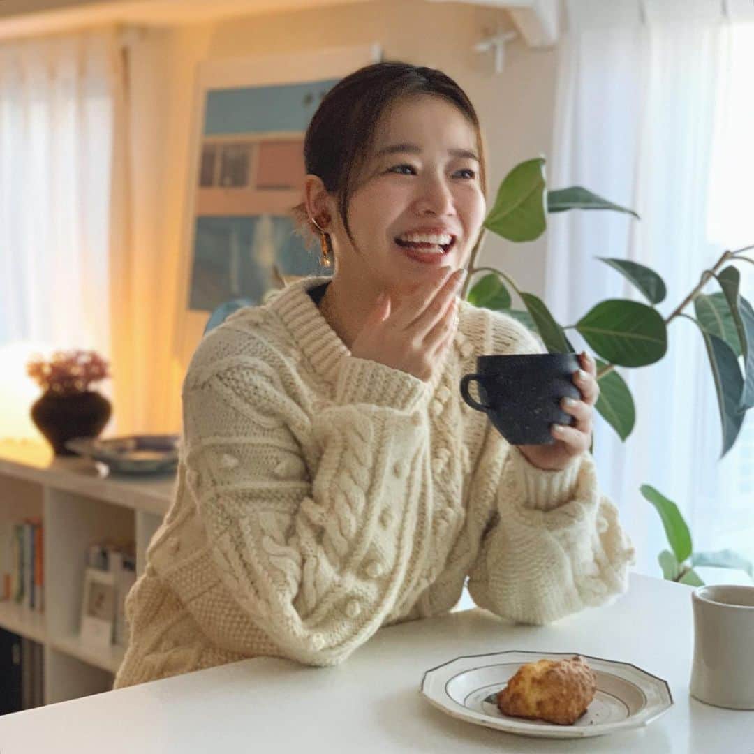 猪鼻ちひろのインスタグラム：「喋ってるときのいつもの顔。笑 「いつもの素の感じで好き。写真だと見たことないし載せてみよ！」と言ってくれたので載せてみる #確かに載せたことない顔してる」