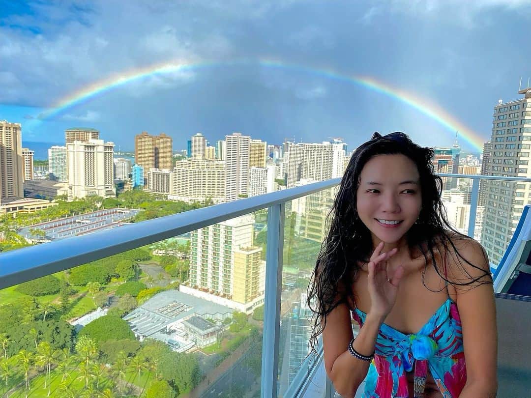 和央ようかさんのインスタグラム写真 - (和央ようかInstagram)「Perfect rainbow 🌈   素晴らしい虹🌈お風呂上がりで髪濡れてボサボサだけど🙄😂😜  #takakoworldstylin🌎 #lifestyle #hawaii #rainbow #yokawao #和央ようか」2月2日 16時28分 - yokawao0215