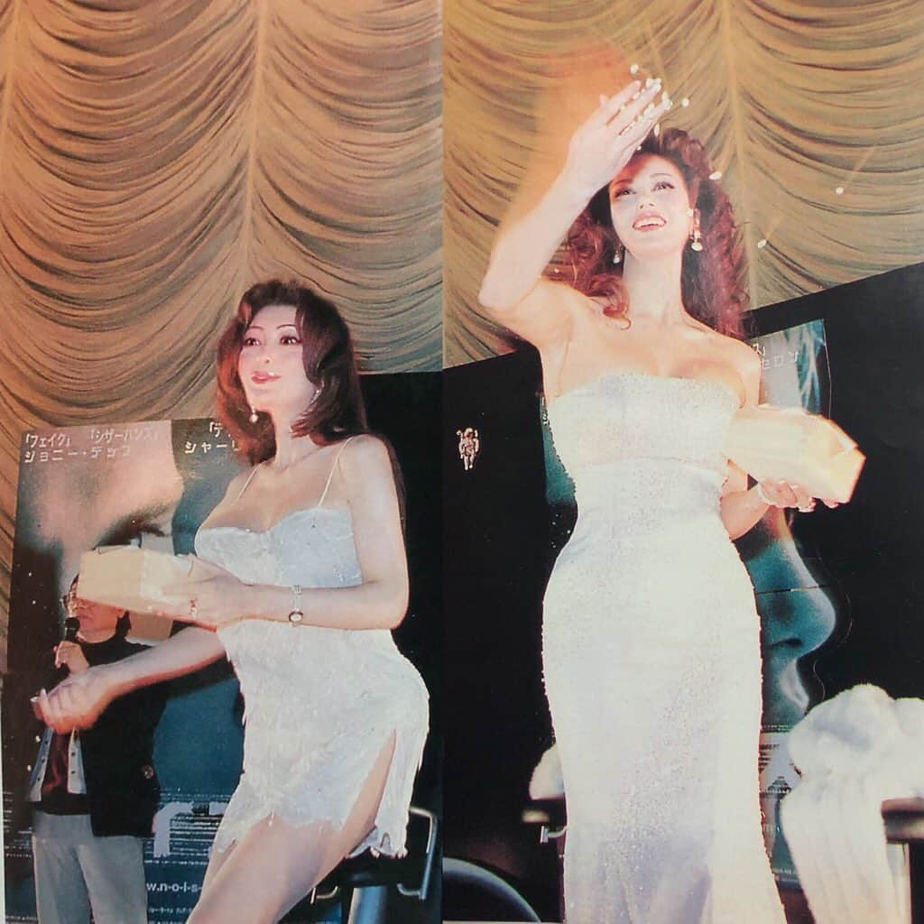 叶姉妹のインスタグラム：「⚜️21年前の⚜️豆まき💖もファビュラス💋✨✨ 私達の愛する大切な皆さん、 ごきげんいかがでしょうか🥰💖 叶家の豆まきは、 鬼は外…ではなく 飼い慣らしておりますよ。 (ファビュラスな姉が…😆😝💖) さて、 このお写真は 2000年いわゆる21年前の 2/3の"ノイズ"映画の試写会で松本零士さんと対談の後縁起よく豆巻きを、とのリクエストにお応えした時のものですよ。💓 たくさんのマスコミの記者の方々の雑誌には"なんと優雅な豆巻き" "宇宙人の豪華な豆巻き" などなどたくさん取り上げていただき もちろんTVのワイドショーでもとても華やかに取り上げてくださっておりましたよ。 長い年月いつもあたたかく接してくださり 本当に嬉しいですよ。 ありがとうございます。🥰💖 そして、 私達の愛する大切な皆さん いつも愛あふれる心で いたらないことも多い私達を優しく見守ってくださって 本当にありがとうございます。 心より感謝しております。 Kyoko 💋✨& Mika💋✨  💎「世の中が見えない危険にさらされて 急速に変化する不安定な今、わたくし達の愛する大切な皆さんが どうか 心身ともに健やかに幸せに過ごされますように 心より願っておりますよ。🌹✨」  #節分　#鬼は飼い慣らす #豆まき　#福は内　 #恵方巻き　 #amazing #heavenly #バラの香り  #precious #fabulous #叶姉妹 #heaven #happy #ファビュラス  #宇宙   #コミケ #叶 #叶ポージングエクササイズ  #究極生命体 #peace #peaceful #lgbtq #至福 #幸運 #天使 #女神 #愛するあなたへ」