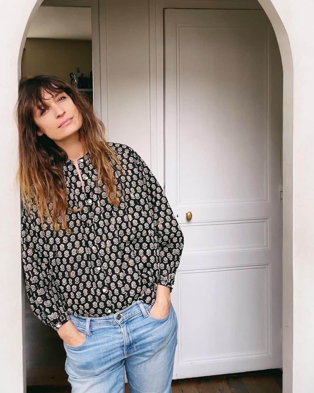 カロリーヌ・ド・メグレのインスタグラム：「Bonjour! Les dons à Emmaüs sont toujours bien ouverts (vêtements, linge de maison, jouets, déco...) et à vendre sur leur plateforme @tremma.co (ou les déposer chez Emmaüs). (Pour acheter quelque chose, c’est sur @labelemmaus ) Ces dons servent à donner un logement, un emploi aux gens en précarité..c’est vous qui choisissez en ligne, le site est très simple d’utilisation. J’ai mis par exemple cette chemise et j’ai choisi que sa vente serve à financer un projet d’ateliers numériques à Toulouse qui génère des emplois  @emmausfrance」