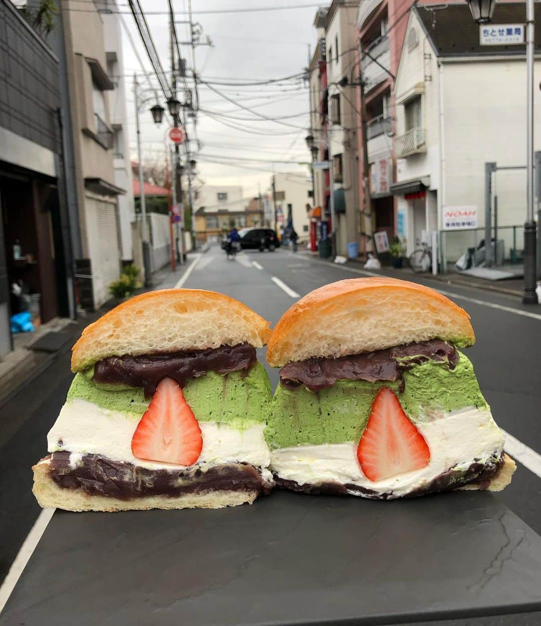 Coffee & Toast Tokyoさんのインスタグラム写真 - (Coffee & Toast TokyoInstagram)「抹茶とあんことマスカルポーネのぱん！ 🍵🍵🍵🍵🍵  抹茶とマスカルポーネ、それぞれたっぷりのクリームとあんこをサンドしてみました。  ほろ苦い抹茶とコクのあるマスカルポーネにあずきの自然な甘さ、この組み合わせ、たまらないです！  クリーム多すぎかと思ったのですが、口当たりも滑らかで、完食でした😋😋😋  #トースト  #トーストアレンジ #食パンアレンジ  #食パン  #世田谷カフェ  #東京パン屋  #パンスタグラム  #吐司  #paingrillé  #torrada #toast  #toasttuesday  #tostadas  #東京カフェ  #三軒茶屋カフェ #カフェ  #photooftheday  #三軒茶屋  #food #あんこ  #あんスタ  #あんスタ好きさんと繋がりたい  #あんバター  #抹茶スイーツ  #抹茶ティラミス  #抹茶好き  #抹茶 #マスカルポーネ #matcha  #matchasweets」2月2日 16時37分 - coffeetoast2