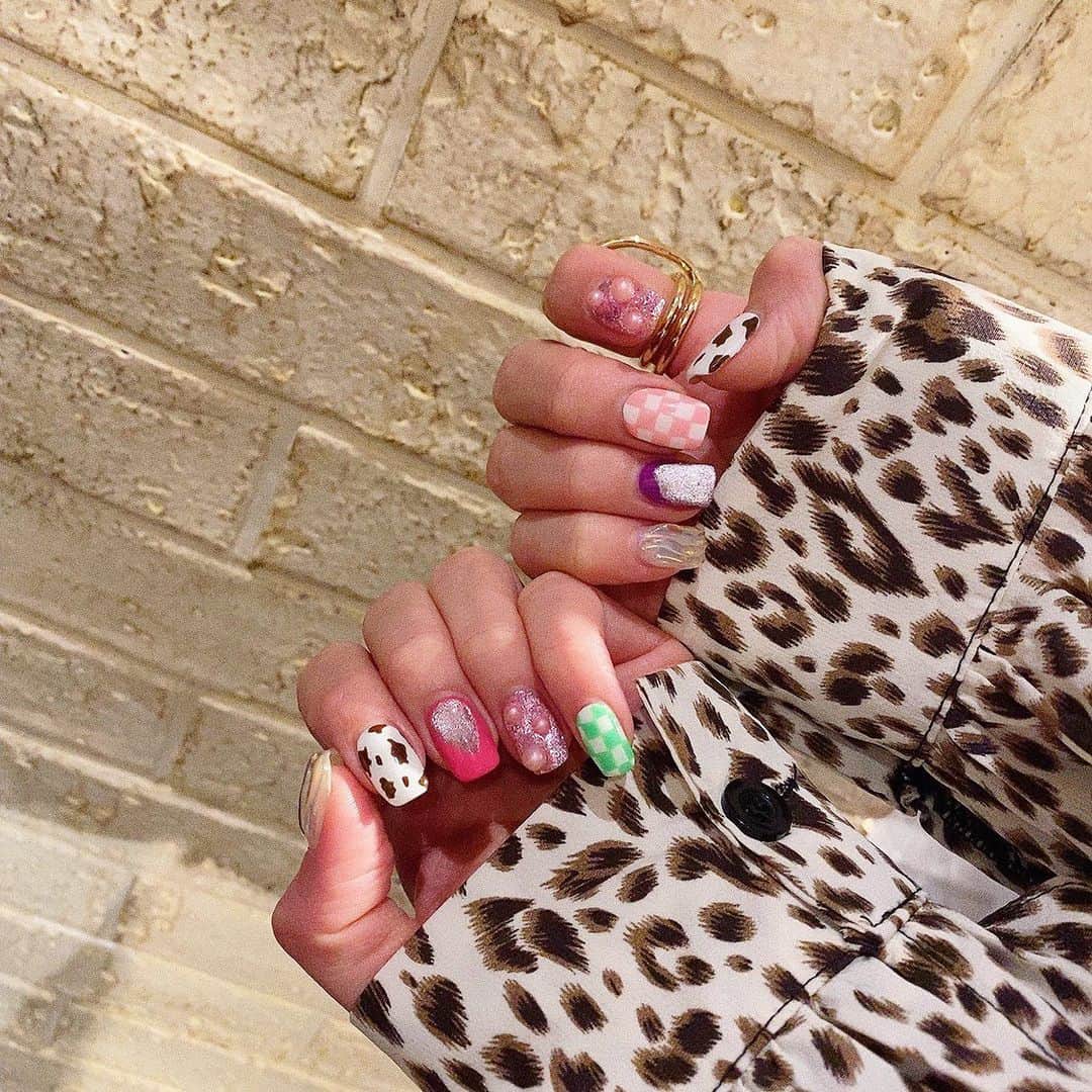 滝口成美のインスタグラム：「new nail♡♡♡  ごちゃごちゃで個性的なのが 今は気分で爪が可愛いだけで本当に モチベーションが上がるし ネイルは魔法みたいだなぁと 改めて感じる~🌼✨ ピンクと紫のとこフォールガイズって 言われて確かにすぎて笑った。笑  #nail #ellegirluni #フォールガイズ #なさんねいる」