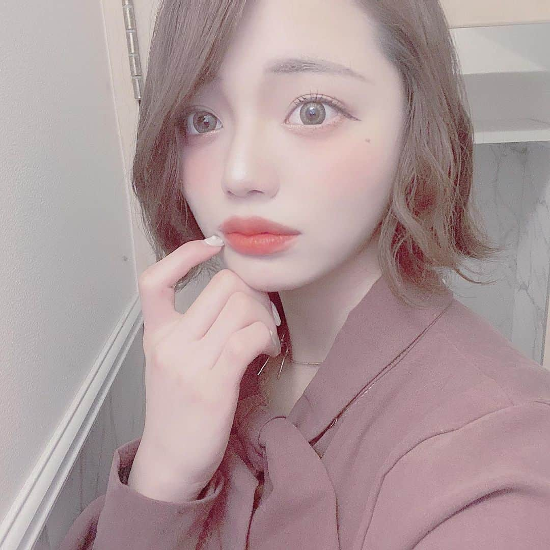 大橋あかりさんのインスタグラム写真 - (大橋あかりInstagram)「最近、前髪なしとかのヘアアレンジにハマってるの…𓁅 短くても意外といろいろできるんだあ🤤 ・ ・ tops @17kg_official  ・ ・ @naju_clinical_salon  さんで受けたピーリングのおかげで目の怪我も治って、ニキビ跡も治って嬉しいいいメイク楽しっっ」2月2日 16時35分 - apple_8ss