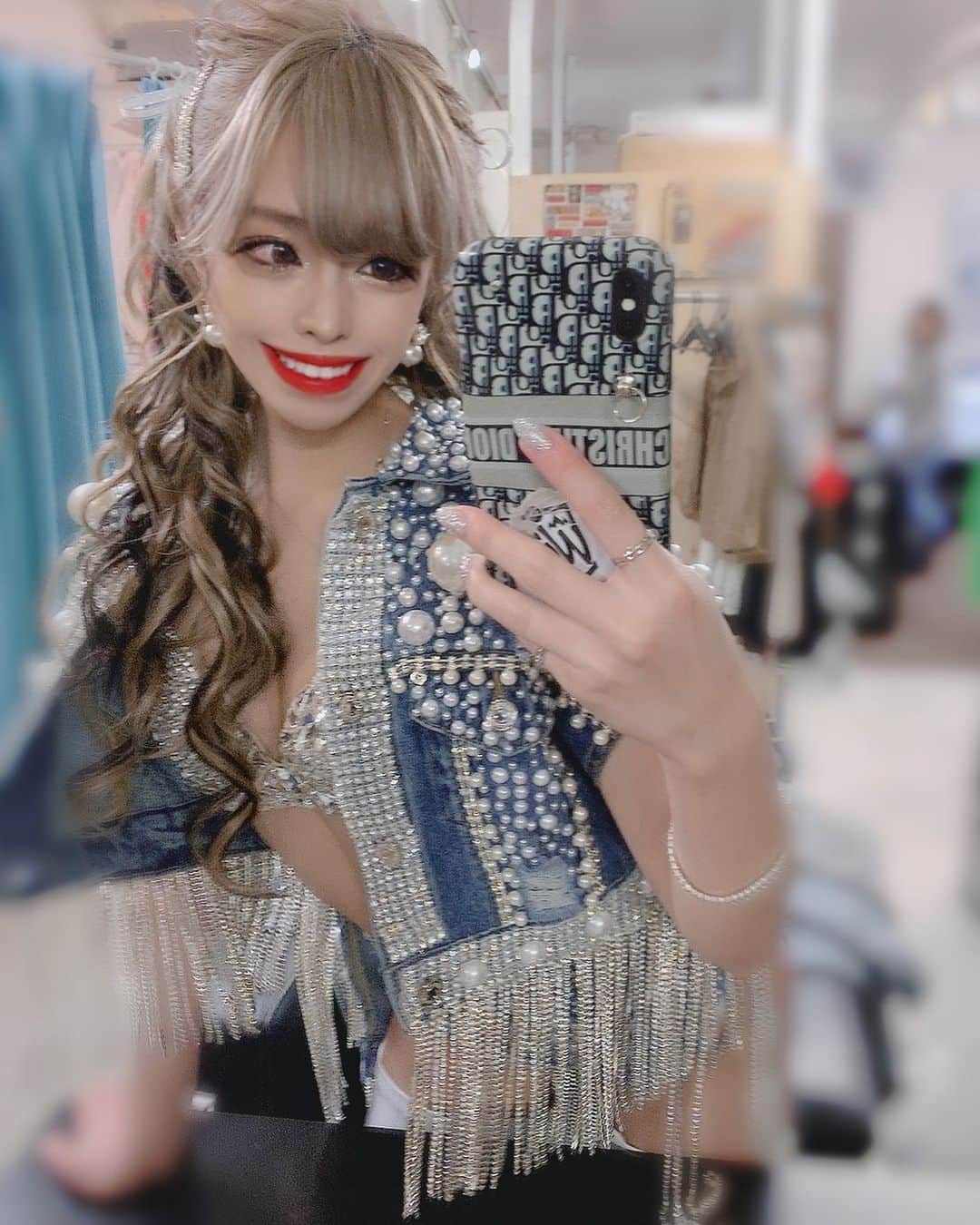 あんじゅのインスタグラム：「♡ ． 本日も配信DAY☺️🍀✨ ． 21時～公式インスタ垢で 無料でショータイムがご覧頂けます😌 ． 今日からなんと本格的なカメラを取り入れて 画質が改善される予定です…！ Facebookでの配信ももうすぐ出来る日が来るのでお楽しみに☺️💓 ． ．  #Burlesque #バーレスク #バーレスク東京 #大阪 #バーレスク大阪 #北新地 #六本木 #キャバ嬢 #ホスト #歌舞伎町 #ダンサー #bodymake #自発ください  #桃尻トレーニング #ビジネスギャル  #金髪女子 #ギャル #加工厨 #ジャニヲタ #美尻女子 #エロ可愛い #筋トレ女子 #撮影会 #雰囲気好きな人いいね #自撮り界隈 #1mmでもいいなと思ったらいいね #被写体  #関西サロモ #撮影 #衣装」
