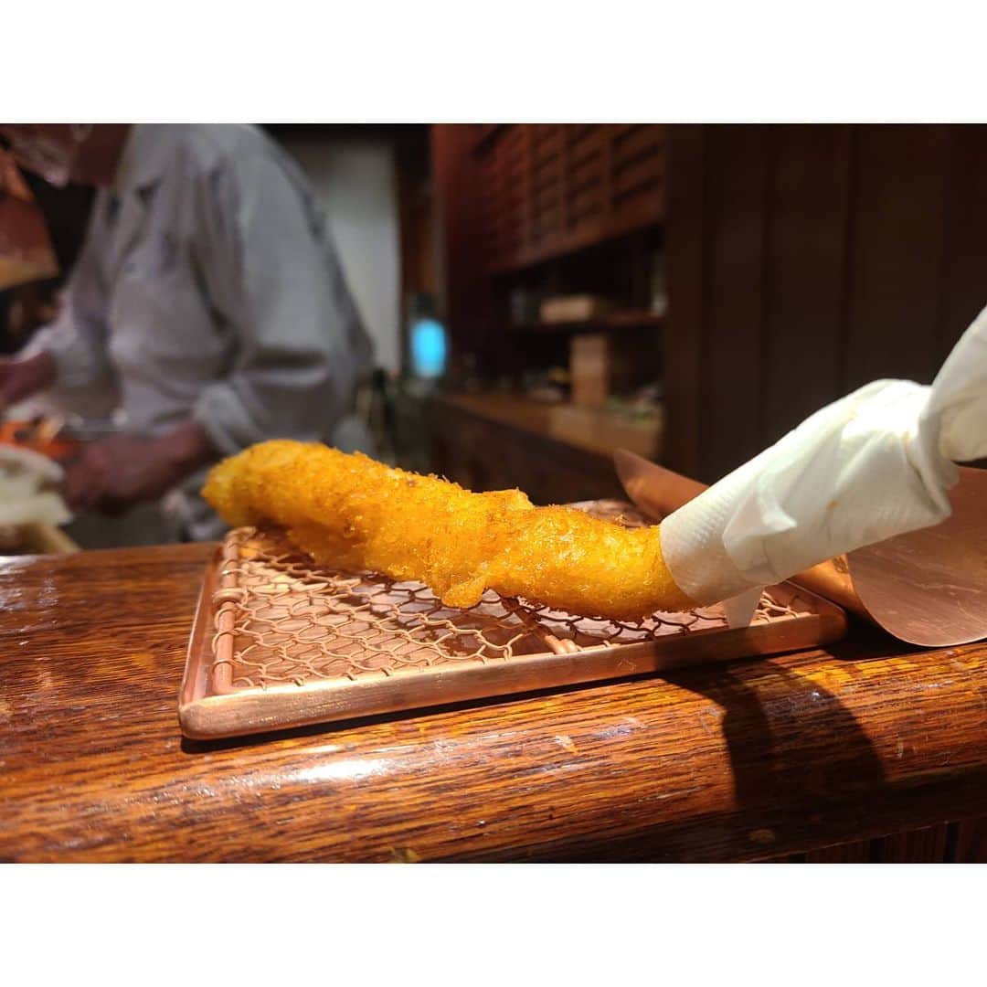 未來歩のインスタグラム：「昨日も沢山食べ過ぎてしまった🤣  おむすびも前回食べれなかったので。 山盛り頂きました🍙  うずらの卵をマヨネーズで、 マヨネーズあるんだ(笑)  いつもキャラメルリボンをだいちゃんが作ってくれる🎵ありがとう☺️  #串カツ #串揚げ #飯テロ #串あげ #♥️ #食べログ #美味しい #食べるの好きな人と繋がりたい #グルメ #あーぼん  #予約困難」