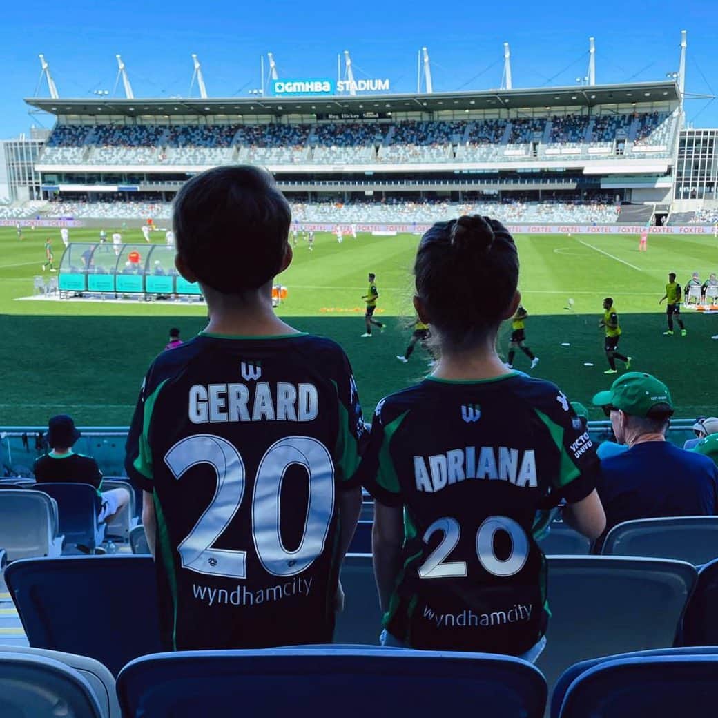 ビクトル・サンチェス・マタのインスタグラム：「My best support 👦🏼👧🏻 @westernutdfc ⚫️🟢」