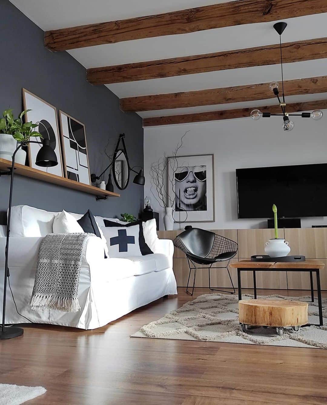 My Interiorのインスタグラム：「Good morning 😊 from the lovely home of @viola__home Old meets new 🖼」