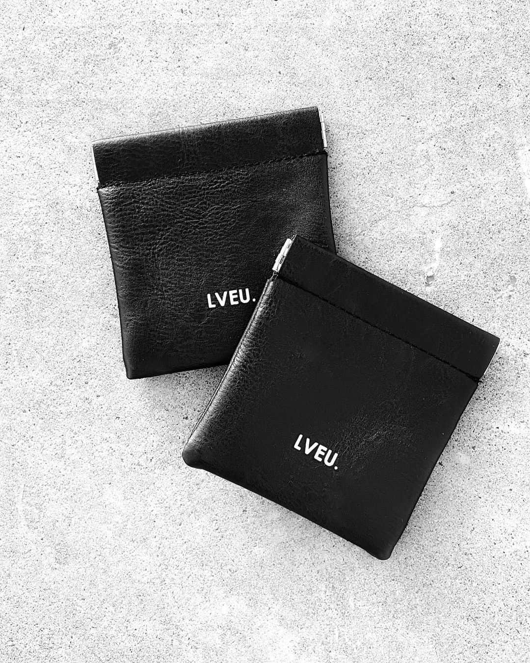 lve_xxxxのインスタグラム：「.﻿ .﻿ 𝗟𝗩𝗘𝗨. 𝗢𝗥𝗜𝗚𝗜𝗡𝗔𝗟 𝗠𝗨𝗟𝗖𝗛𝗖𝗔𝗦𝗘﻿ @lveu.official﻿ ﻿ 只今ﾌﾟﾚｵｰﾀﾞｰ中( 2/15 9:59迄)の﻿ ʟᴠᴇᴜ. ᴏʀɪɢɪɴᴀʟ ꜱᴇᴛᴜᴘ をご注文で﻿ ﾌﾟﾚｾﾞﾝﾄ中﻿ ﻿ ｲﾔﾌｫﾝｹｰｽ ・ｺｲﾝｹｰｽとして﻿ 目薬やﾋﾟﾙｹｰｽ﻿ ｱｸｾｻﾘｰ等小物なんでも入れてください！﻿ ﻿ 片手でﾜﾝﾀｯﾁで開閉出来る﻿ 便利なﾎﾟｰﾁとなっております☺︎﻿ ﻿ ｻｲｽﾞは 10㌢ × 10㌢ の正方形﻿ ﻿ 私は💄やｱｸｾｻﾘｰ﻿ 小銭入れにもしようかな？と🙂﻿ ﻿ 可愛いのが出来た🙌♡﻿ 是非この機会にGETしてください！﻿ ﻿ ﻿ setupのｺｰﾃﾞは、撮ってあるので﻿ 後程投稿しますー📷﻿ ﻿ ﻿ #LVEU. #novelty #mulchcase﻿ #black #square﻿ ﻿」