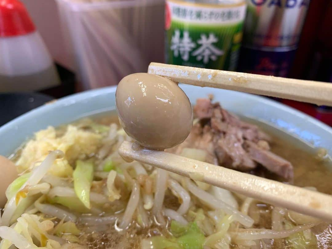 SUSURUさんのインスタグラム写真 - (SUSURUInstagram)「ラーメン二郎 中山駅前店 小ラーメンニンニクショウガ、味付きうずら、甘〜い脂 最近ハマり気味の中山二郎！ ザクとしたキャベツの食感に甘〜い味のついた脂が相性抜群！ スッキリ後味の非乳化スープと程よい茹で加減の平打ち麺も安定の味わいで最高🍥 中山うまスギィ！ #susuru_tv #ラーメン二郎中山駅前店 #中山 #横浜市 #神奈川 #ラーメンニンニクショウガ #超うまい  #ラーメン #らーめん #ramen #ラーメン部 #ramennoodles #毎日ラーメン生活 #麺スタグラム #japaneseramen #japanramen #foodstagram #foodie #noodles #instanoodle #instaramen #instafood #susururecommended #ラーメン二郎 #神奈川ラーメン #二郎」2月2日 16時43分 - susuru_tv