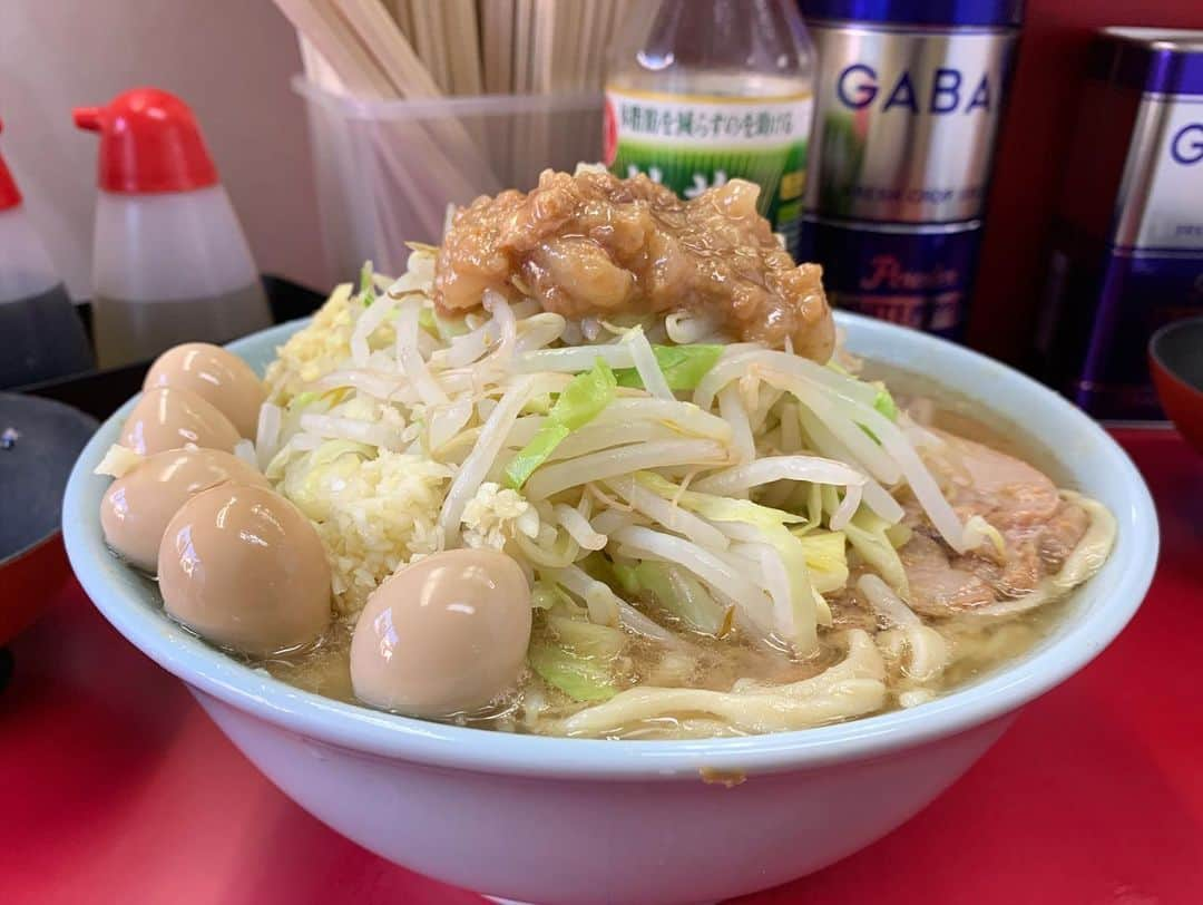 SUSURUさんのインスタグラム写真 - (SUSURUInstagram)「ラーメン二郎 中山駅前店 小ラーメンニンニクショウガ、味付きうずら、甘〜い脂 最近ハマり気味の中山二郎！ ザクとしたキャベツの食感に甘〜い味のついた脂が相性抜群！ スッキリ後味の非乳化スープと程よい茹で加減の平打ち麺も安定の味わいで最高🍥 中山うまスギィ！ #susuru_tv #ラーメン二郎中山駅前店 #中山 #横浜市 #神奈川 #ラーメンニンニクショウガ #超うまい  #ラーメン #らーめん #ramen #ラーメン部 #ramennoodles #毎日ラーメン生活 #麺スタグラム #japaneseramen #japanramen #foodstagram #foodie #noodles #instanoodle #instaramen #instafood #susururecommended #ラーメン二郎 #神奈川ラーメン #二郎」2月2日 16時43分 - susuru_tv